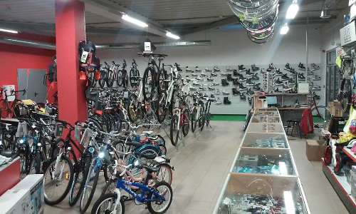 dviraciai-ir-kitos-sporto-prekes-dviraciu-parduotuveje-adviratis-anjese2