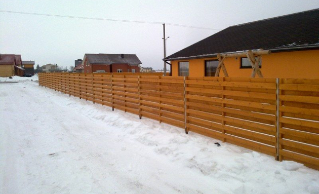 Segmentinės ir medinės tvoros: Kokią pasirinkti?