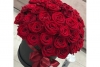 Raudonų rožių dėžutė – jos šypsenos priežastis
